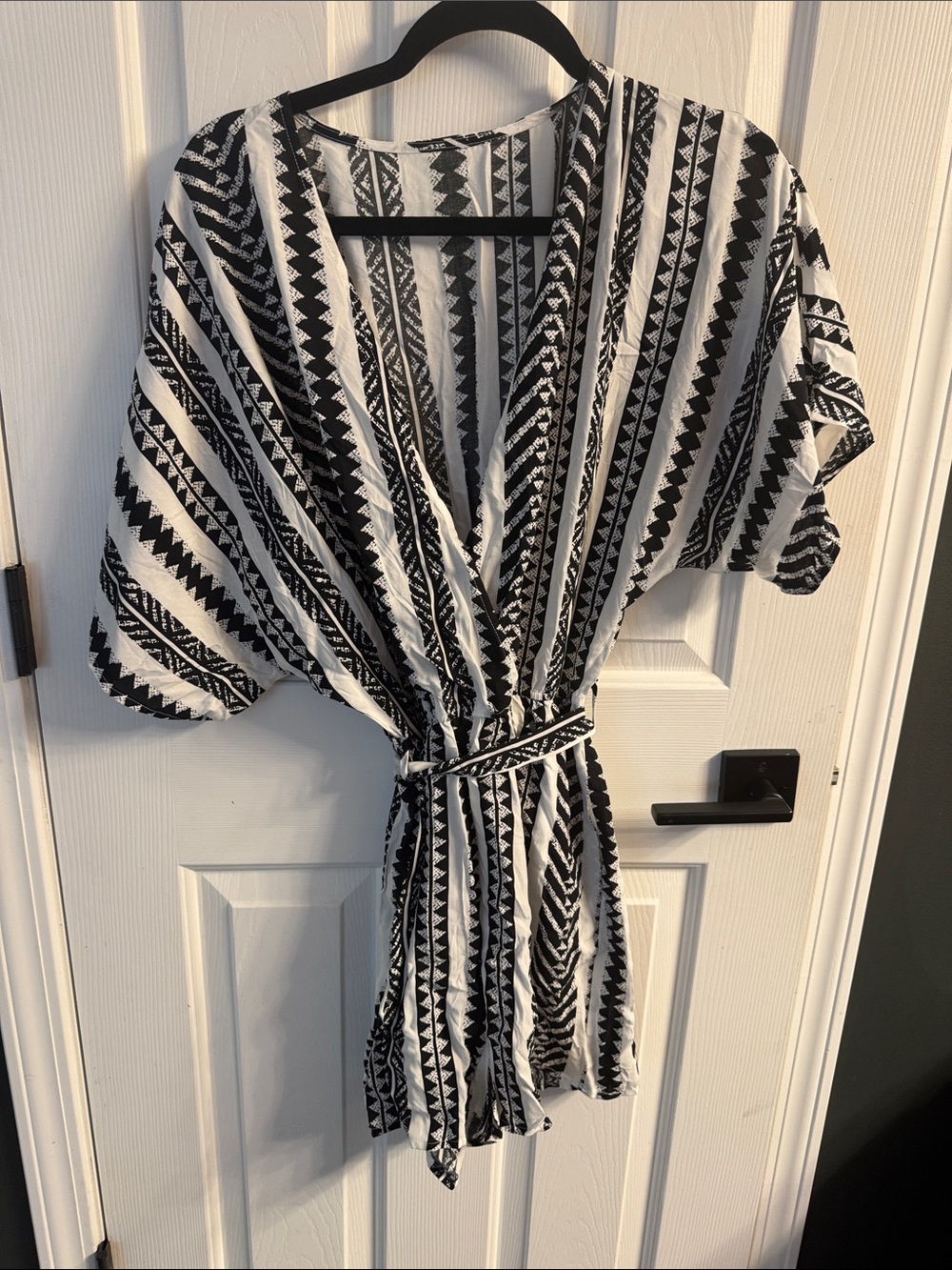 Cupshe Black and White Patterned V-Neck Romper
